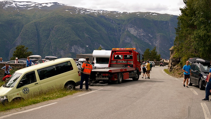 Bilkaos på parkeringsplassen på Stegastein