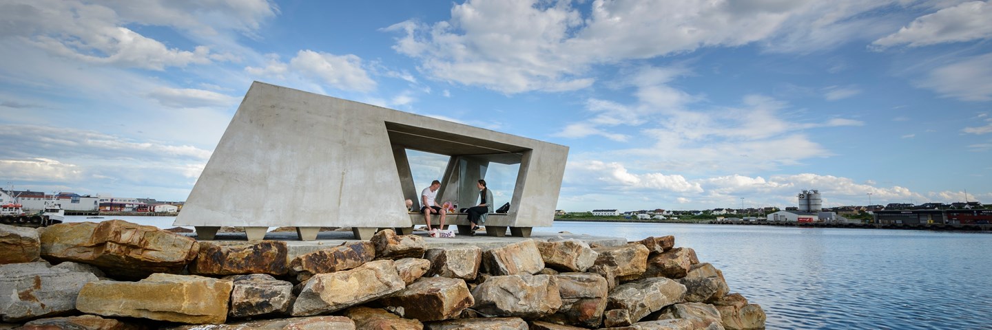 Fuglekikkerskjul på molo ved Vadsø havn, Nasjonal turistveg Varanger. Arkitekt: biotope.no
