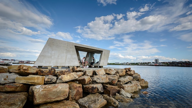 Fuglekikkerskjul på molo ved Vadsø havn, Nasjonal turistveg Varanger. Arkitekt: biotope.no