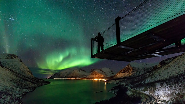 Nordlys sett fra Bergsbotn utsiktsplattform, Nasjonal turistveg Senja. Foto: Espen Bergersen, Fotogalleriet.no