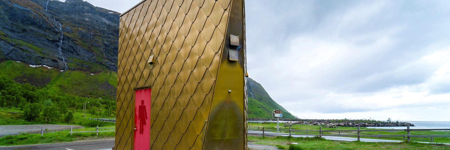 Toalettbygget på friluftsområdet Ersfjordstranda, Nasjonal turistveg Senja.