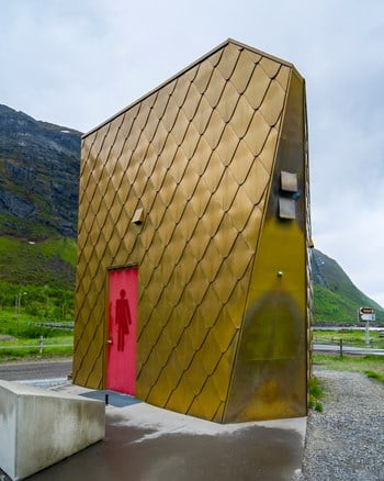 Toalettbygget på friluftsområdet Ersfjordstranda, Nasjonal turistveg Senja.