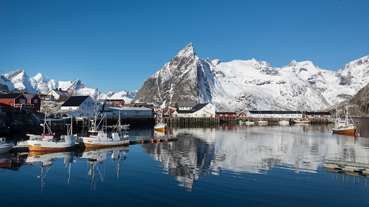 Fiskebåter og rorbuer, Hamnøy ved Reine.
