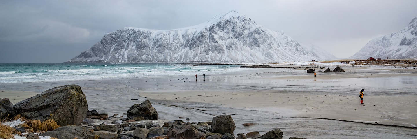 Skagsanden strand med fjell i bakgrunnen.