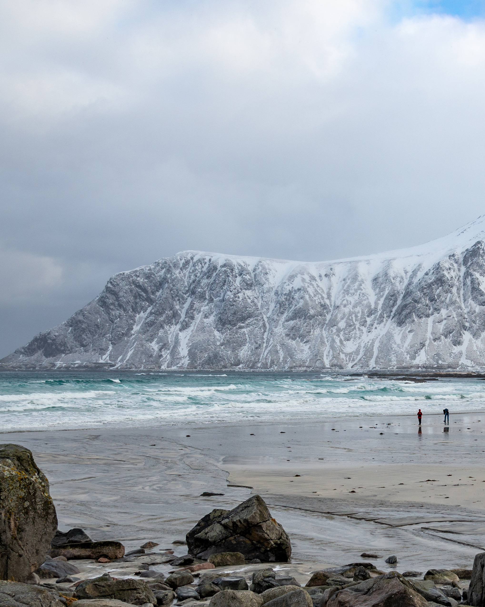 Strand von Skagsanden mit Bergen im Hintergrund.