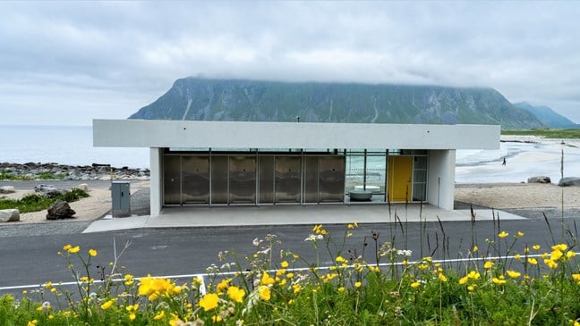 Servicegebäude mit Wärmehalle.