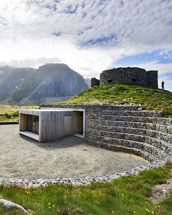 Eggum rasteplass med amfi av gabionmur rundt servicebygg som inneholder kiosk og toalett. Steinbygningen på toppen er krigsminnet Borga – rester av en tysk radarstasjon. Foto: Jarle Wæhler