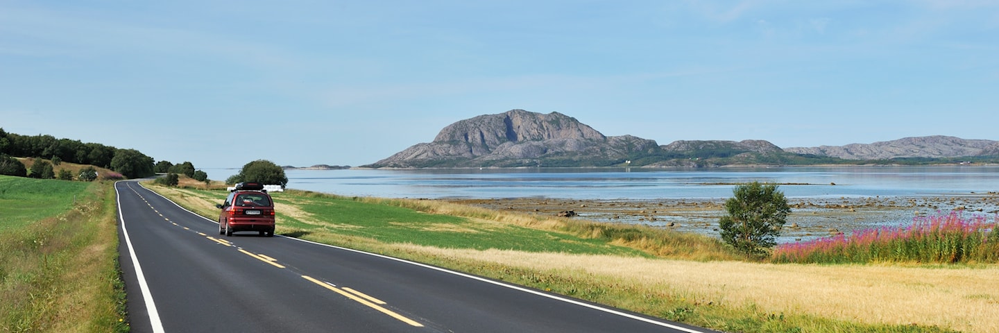 Rodal i Brønnøy, med Torghatten midt i bildet.