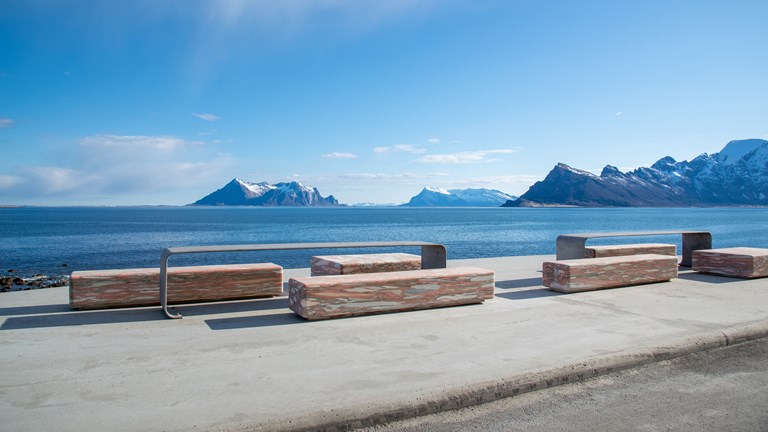 Ureddplassen med havutsikt, sittebenker av polert kalksteinsmarmor.