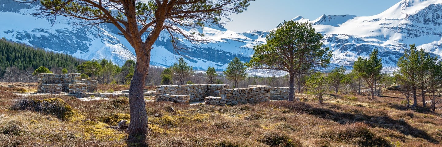 Den glömda staden av Jan Håfström, kunstverk i konseptet Skulpturlandskap Nordland. Den Glömda Staden ligger inntil Nasjonal turistveg Helgelandskysten i Gildeskål.