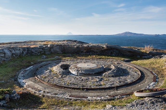 Rester etter kanonstillinger ved Grønsvik kystfort i Lurøy, krigsminne beliggende inntil Nasjonal turistveg Helgelandskysten.