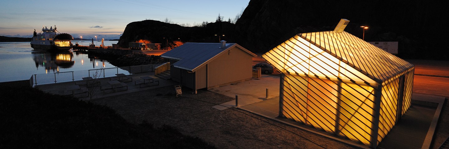 Servicebygg ved Jektvik fergekai, Rødøy, Nasjonal turistveg Helgelandskysten.
