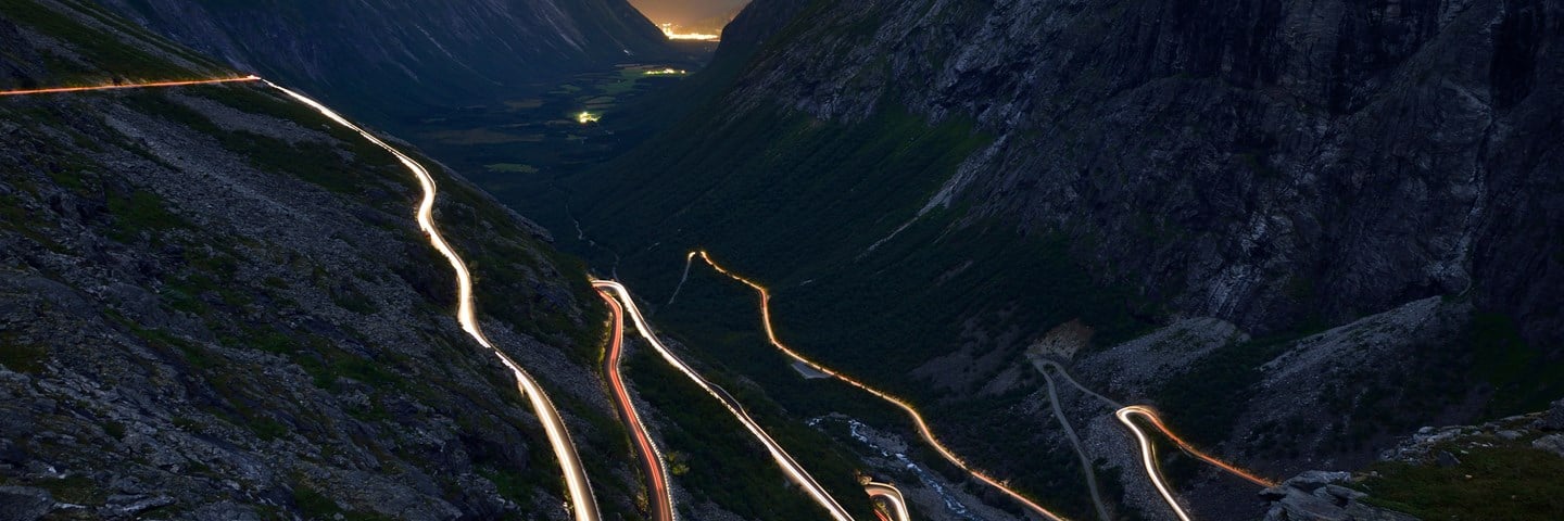 Nattlig utsikt over Trollstigen, Nasjonal turistveg Geiranger – Trollstigen.