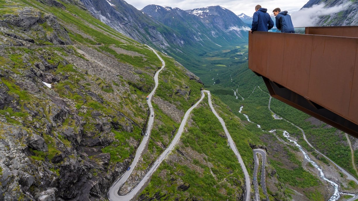 Trollstigvegen med utsiktsplattformen. 