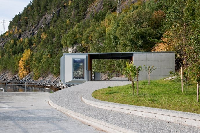 Linge fergekai på strekningen Eidsdal – Linge, Nasjonal turistveg Geiranger – Trollstigen. Nytt servicebygg og venterom (2010).