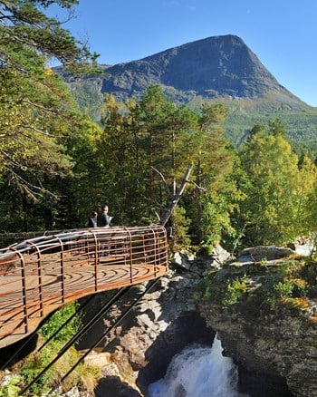 Utsiktsplattformene over fossen i Gudbrandsjuvet og Juvet kafe, Nasjonal turistveg Geiranger – Trollstigen.