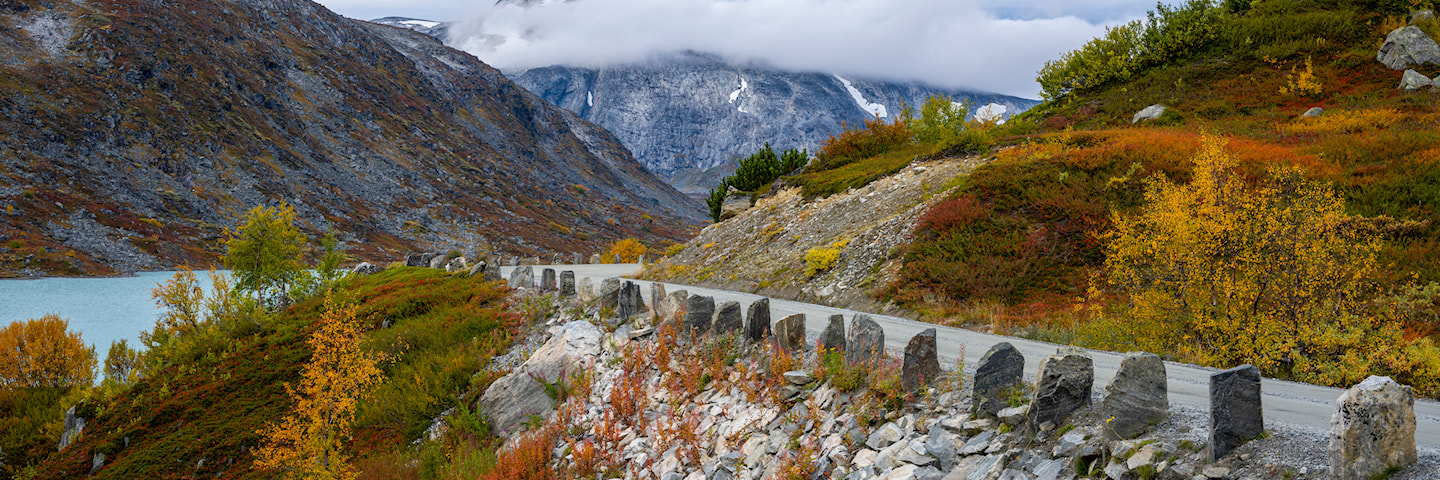 Die Landschaftsroute Gamle Strynefjellsvegen mit langen Reihen aus Kantsteinen