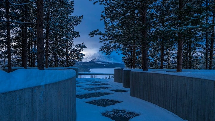 Utsiktspunktet Sohlbergplassen i blått vinterlys.