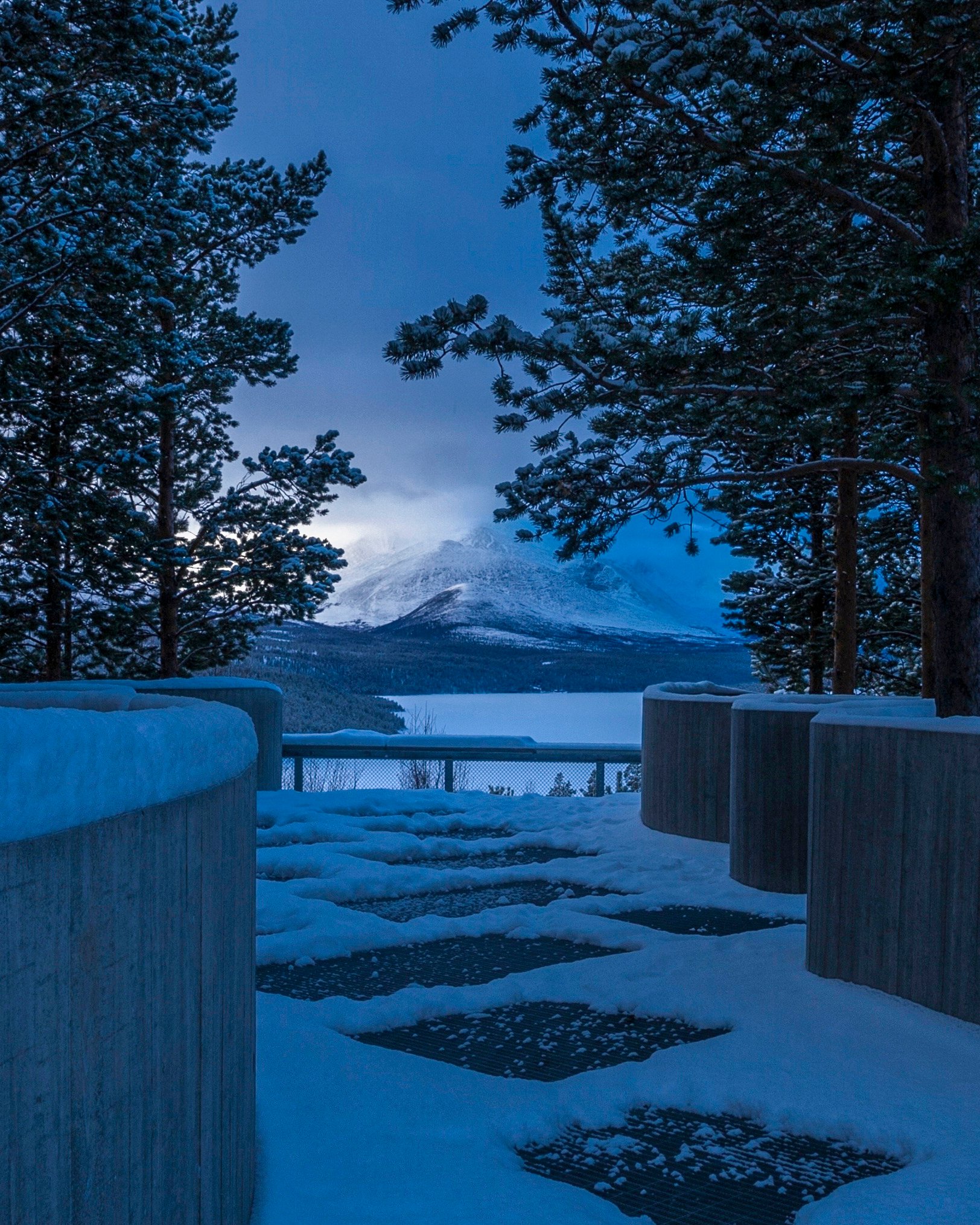 Utsiktspunktet Sohlbergplassen i blått vinterlys.