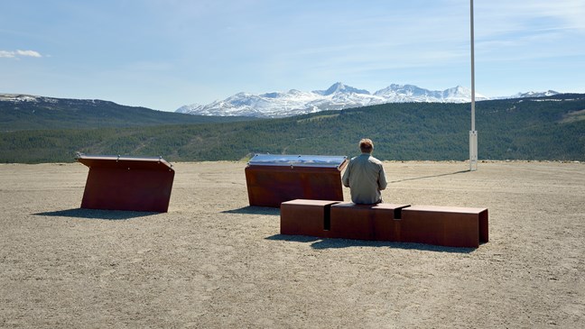 Infopunkt ved Folldal gruver med tavler og utsikt mot Rondane. 
