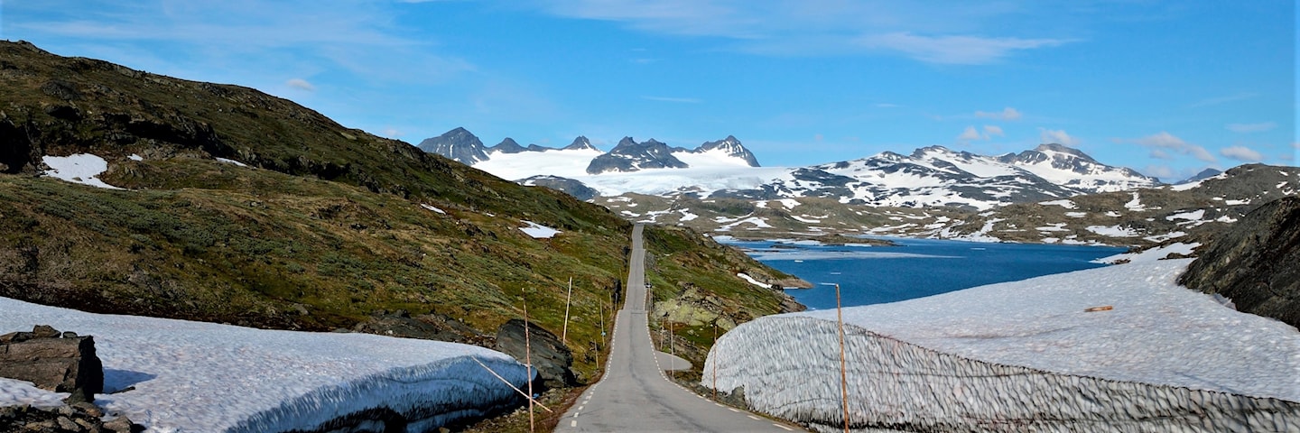 Fylkesveg 7698, Nasjonal turistveg Andøya, ved Børa med utsyn mot tindene i Vesterålen.