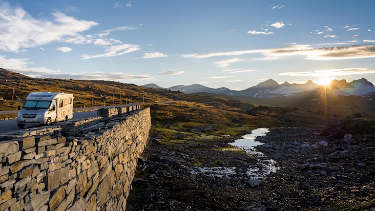 Tidleg morgonsol på Mefjellet rasteplass, Nasjonal turistveg Sognefjellet.