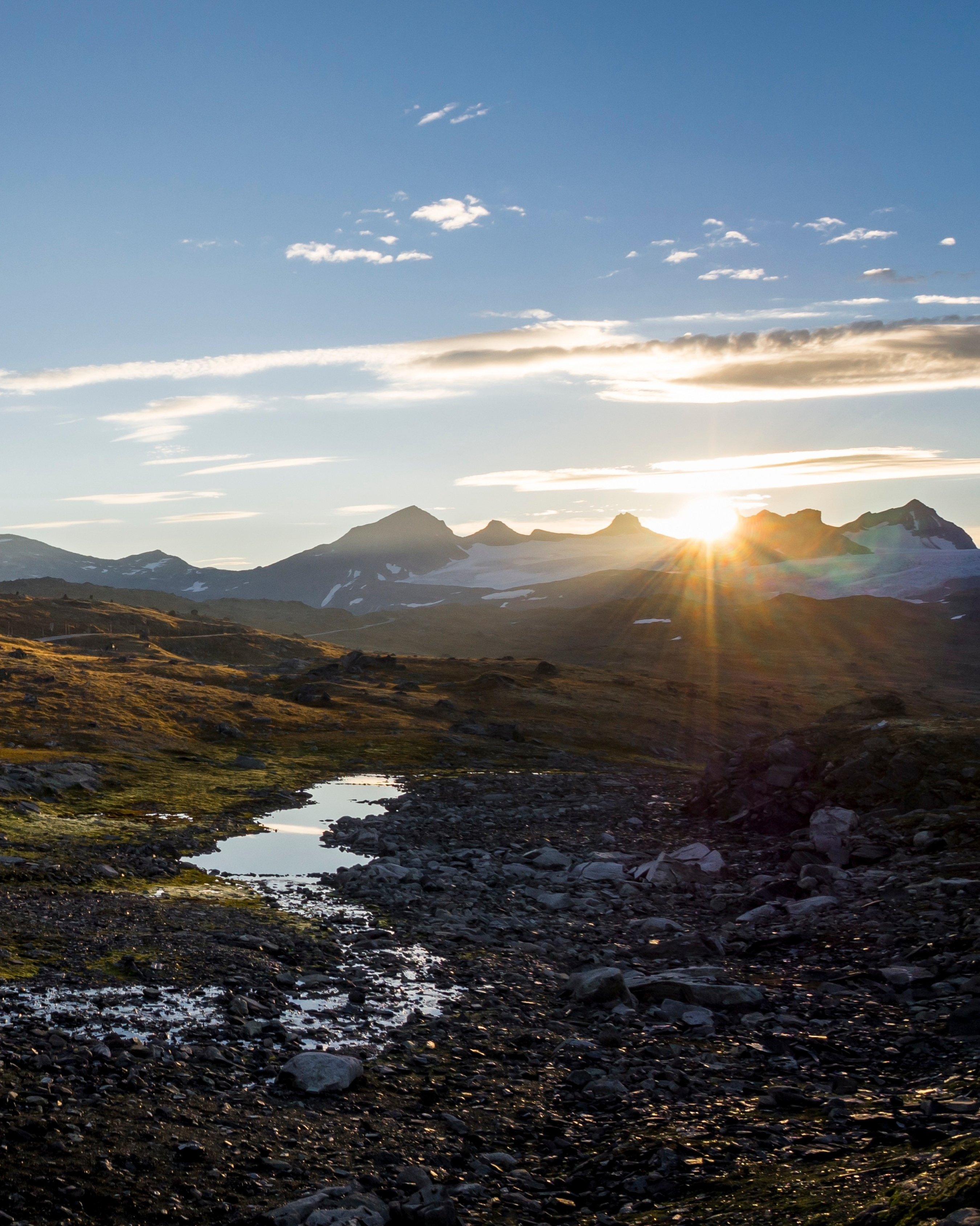 Tidleg morgonsol på Mefjellet rasteplass, Nasjonal turistveg Sognefjellet.