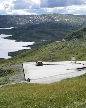 Frå utsiktsplassen Rjupa er det flott utsyn mot Vinstre (Vinstervatnet).