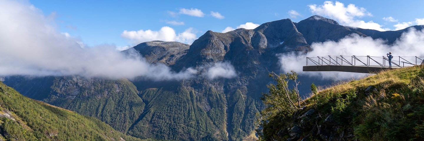 Die Aussichtsplattform Utsikten liegt hoch über Tal.