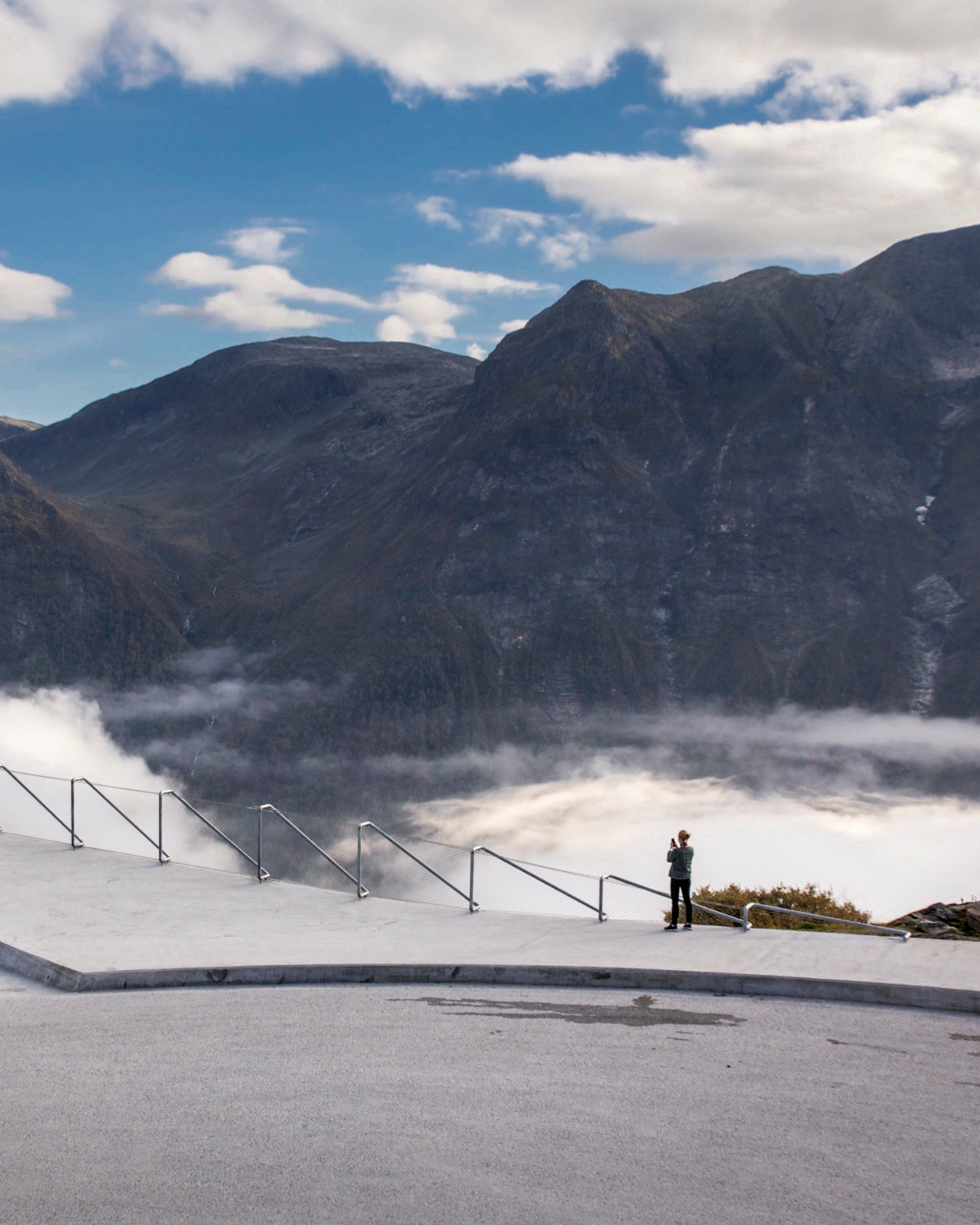 Rasteplassen Utsikten ved Nasjonal turistveg Gaularfjellet. 