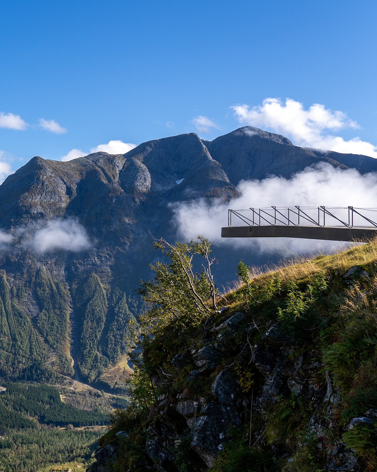 Die Aussichtsplattform Utsikten liegt hoch über Tal.