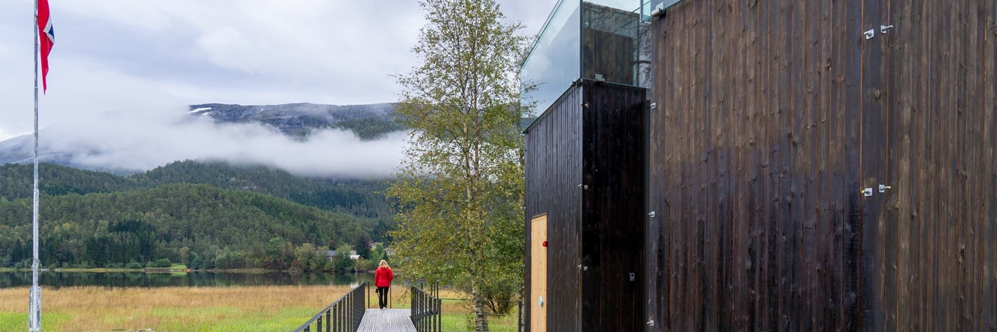 Hestad ved Gaularvassdraget langs Nasjonal turistveg Gaularfjellet. Ny rasteplass med servicebygg, ferdigstilt september 2021.