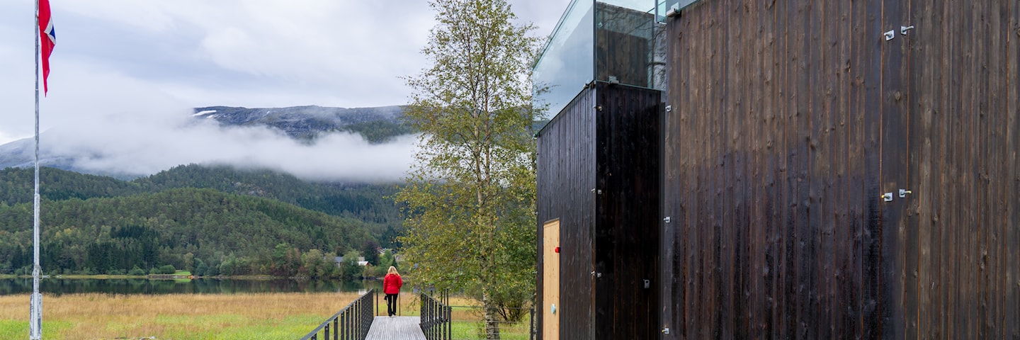 Hestad ved Gaularvassdraget langs Nasjonal turistveg Gaularfjellet. Ny rasteplass med servicebygg, ferdigstilt september 2021.