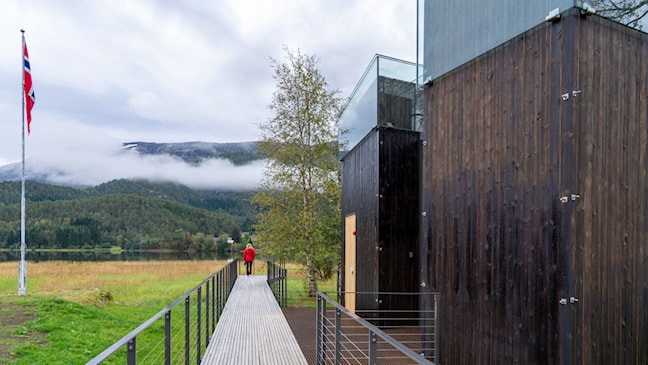 Hestad ved Gaularvassdraget langs Nasjonal turistveg Gaularfjellet. Ny rasteplass med servicebygg, ferdigstilt september 2021.