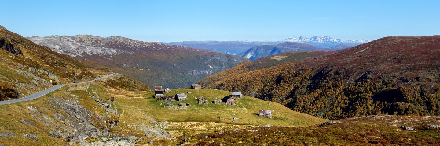 Das Tal Horndalen mit den Berghöfen Skålane.