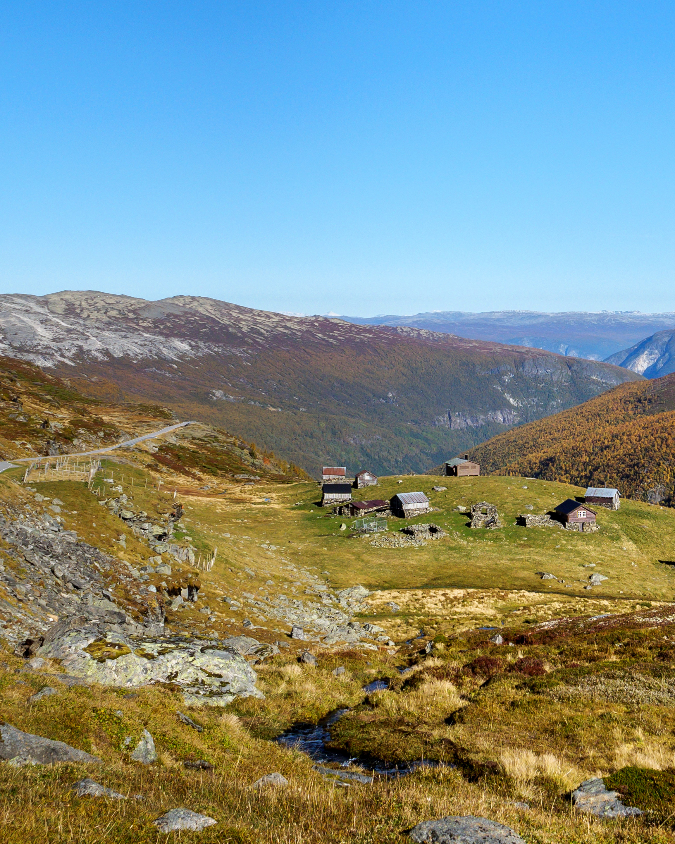 Das Tal Horndalen mit den Berghöfen Skålane.