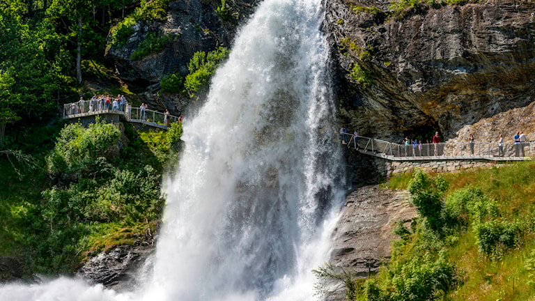 Steinsdalsfossen ved Norheimsund i Kvam kommune.