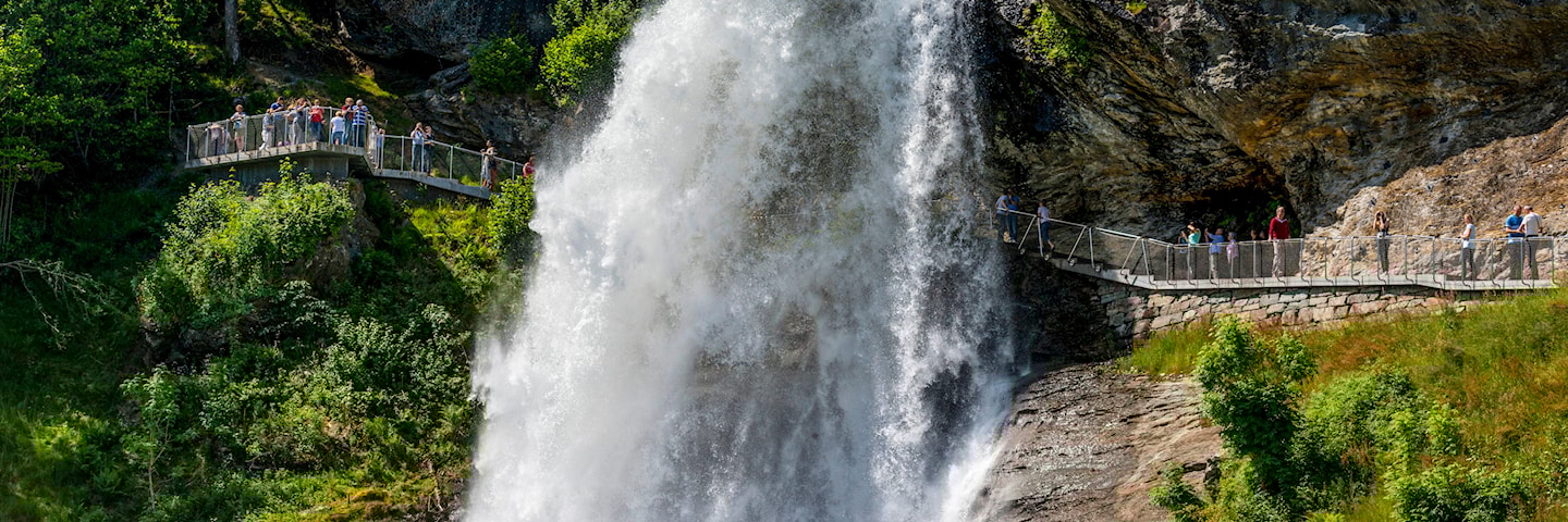 Steinsdalsfossen ved Norheimsund i Kvam kommune.