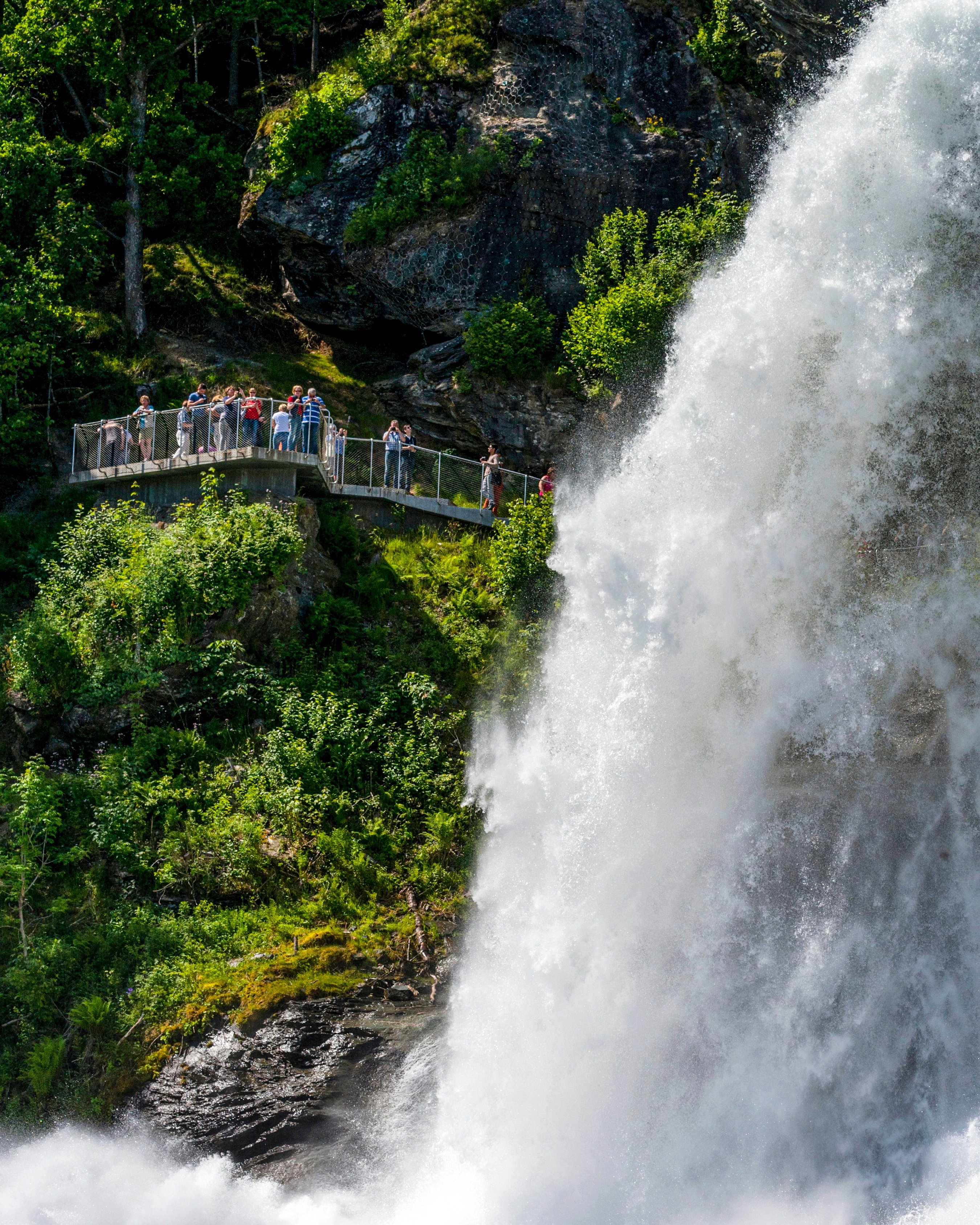 Steinsdalsfossen ved Norheimsund i Kvam kommune.
