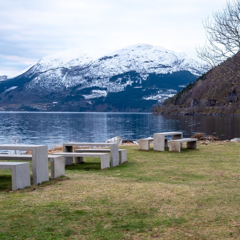Rastemøbler på Kvanndal, utsikt utover fjorden