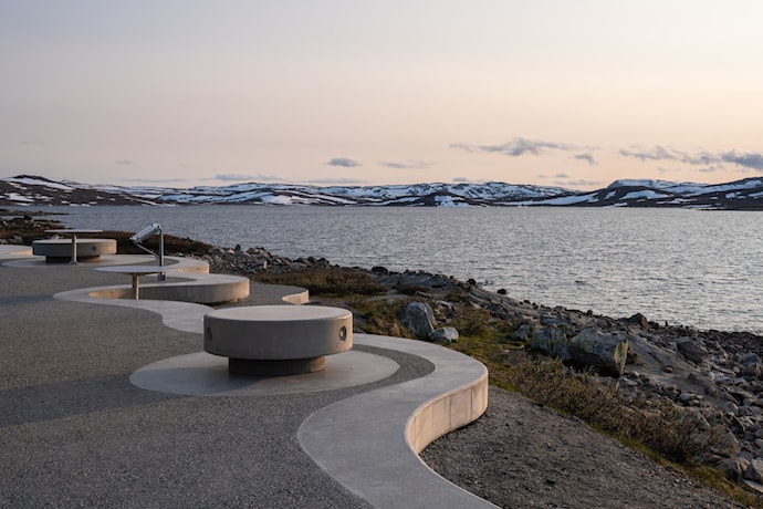 Rastemøbler i betong med utsikt til innsjøen Ørteren.