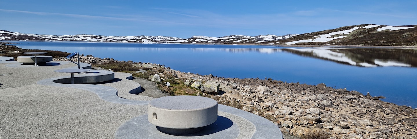 Concrete picnic furniture at Vardestopp.