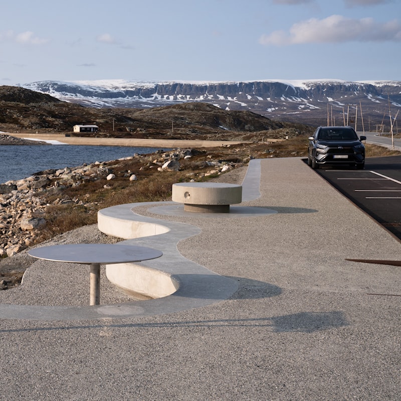 Et par sitter på rasteplassen. 