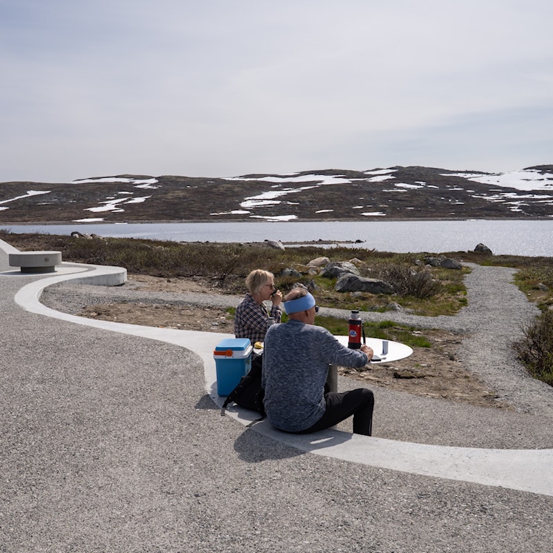 Et par sitter på rasteplassen.