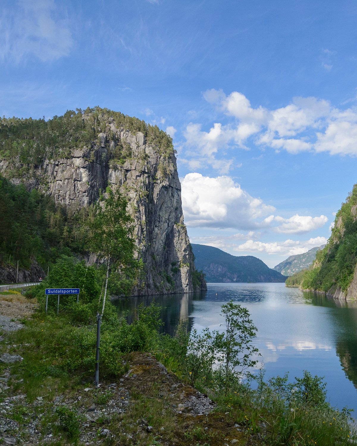 Die Berge, die Suldalsporten bilden.