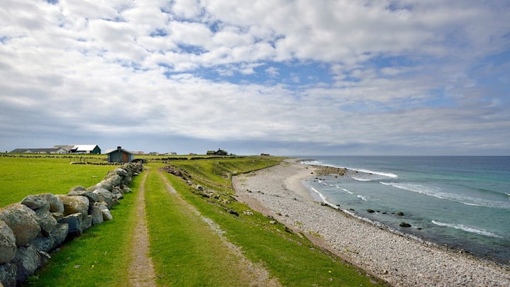 Jærstrendene med sine særegne steingjerder og havet.