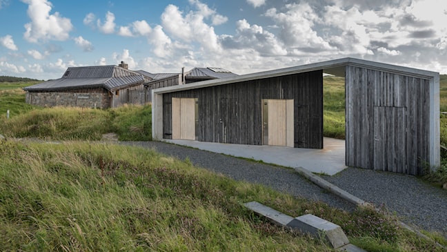 Friluftshuset på Orre. Samarbeid mellom Friluftsrådet og Statens vegvesen gjør at reisende har tilgang til toalett. Foto: Roger Ellingsen, Statens vegvesen