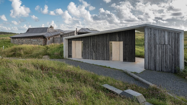 Friluftshuset på Orre. Samarbeid mellom Friluftsrådet og Statens vegvesen gjør at reisende har tilgang til toalett. Foto: Roger Ellingsen, Statens vegvesen